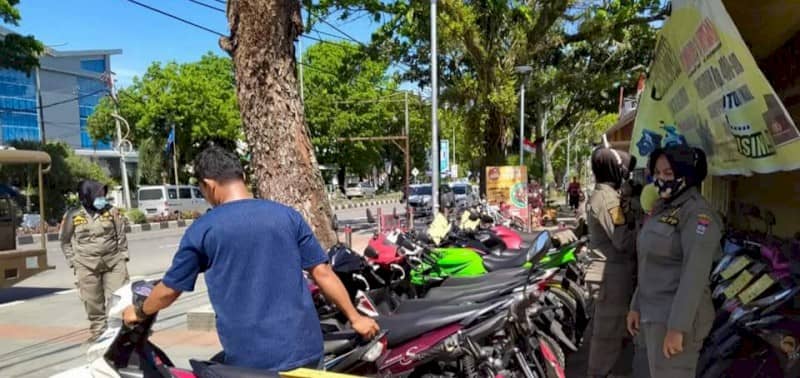 Ganggu Kenyamanan Pejalan Kaki, Satpol PP Padang Tertibkan Pedagang yang Berjualan di Trotoar (1)