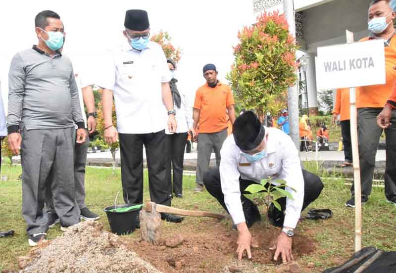 1.800 Bibit Pohon Buah Ditanam Pemko Padang