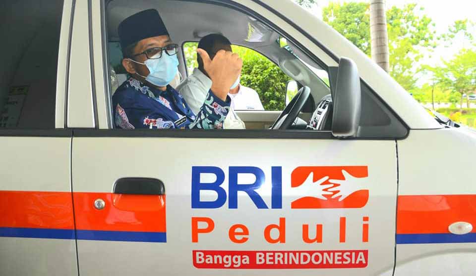 Bank Rakyat Indonesia (BRI) Wilayah Padang serahkan bantuan satu unit ambulans bantuan program Corporate Social Responsibility (CSR) untuk pemerintah kota setempat.