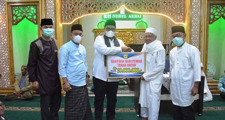 Wakil Bupati Richi Aprian serahkan bantuan untuk masjid nurul akbar