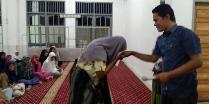 42 Anak Yatim Dapatkan Santunan dari Pengurus Masjid Nurul Falah Sungai Nibung