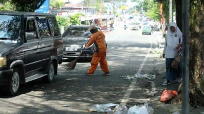 Usai Pawai Alegoris, Pasukan Oranye Padang Panjang Sisir Tebaran Sampah