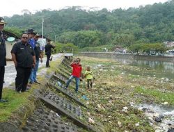 Wali Kota Padang Pimpin Pengerukan Sedimen Sungai Batang Arau