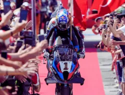 Toprak Razgatlioglu Tak Terbendung di Race 1 Misano, Salip Bulega dan Catat Sejarah