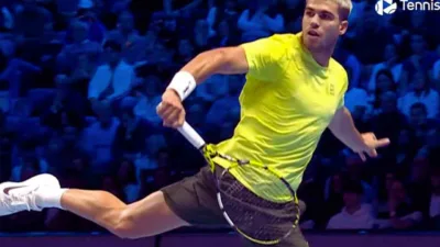 Carlos Alcaraz Tumbangkan Taylor Fritz Lewat Duel Epik di ATP Finals 2025