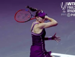 Elena Rybakina Akhiri Kutukan atas Iga Swiatek, Lolos ke Semifinal WTA Finals Pertamanya