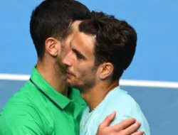Drama di Melbourne! Lorenzo Musetti Cedera Saat Unggul Dua Set atas Djokovic