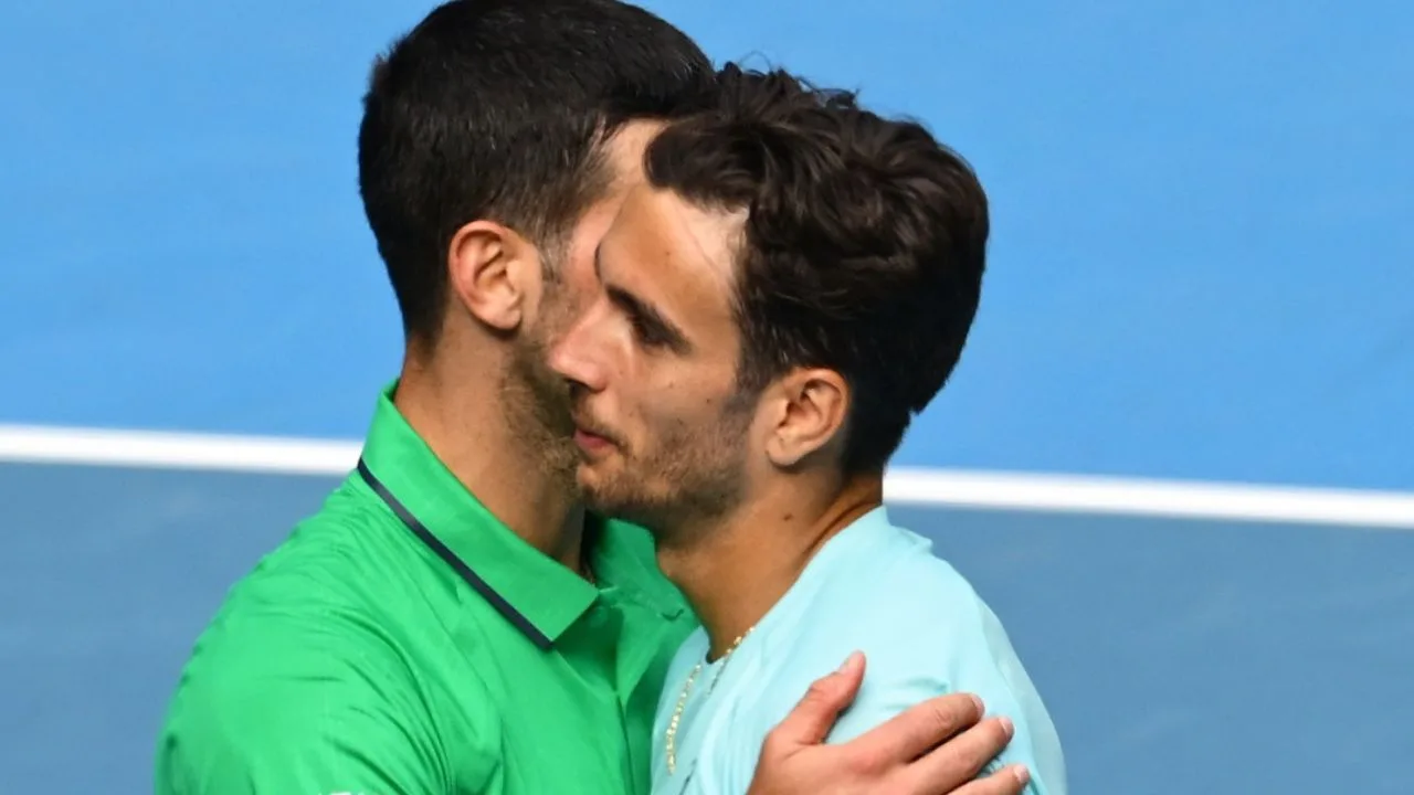 Drama di Melbourne! Lorenzo Musetti Cedera Saat Unggul Dua Set atas Djokovic