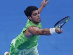 Nyaris Tersingkir, Carlos Alcaraz Selamatkan 2 Set Poin, Ukir 150 Kemenangan Hard Court di Doha