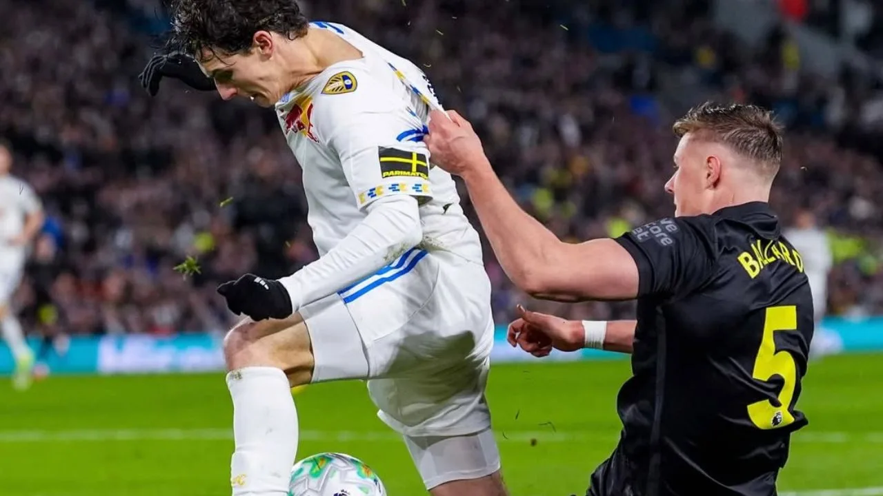 Sunderland Menang 1-0 Atas Leeds United Lewat Penalti Kontroversial