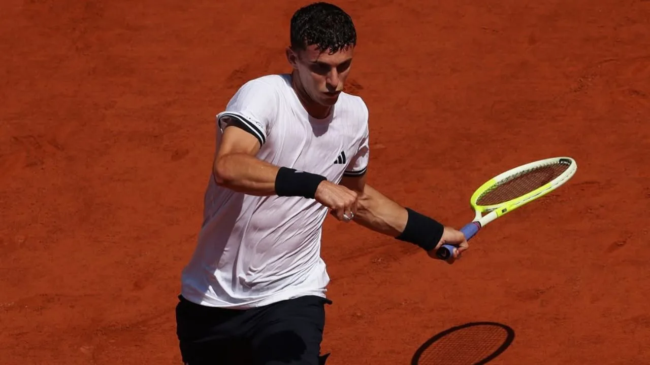 Juan Manuel Cerundolo Ukir Sejarah di Roland Garros 2026 Usai Menangi Duel Hampir 6 Jam