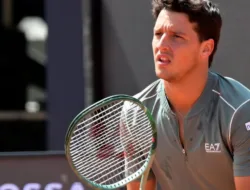 Lewati Hadangan Jodar, Luciano Darderi Perdana Lolos ke Semifinal Roma Terbuka