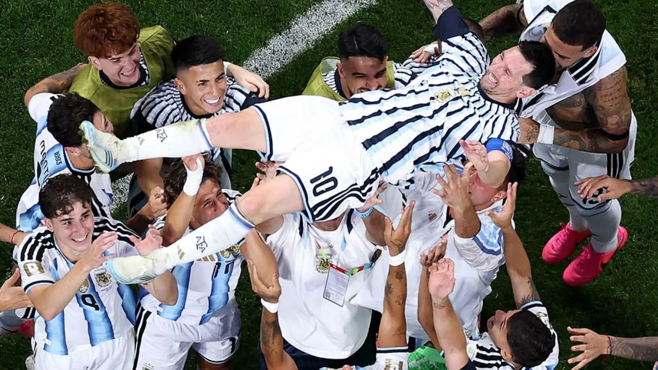 Lionel Messi Gagal Penalti, Tapi Bawa Argentina Bangkit dan Singkirkan Mesir