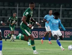Hasil Isenmulang FC vs Persebaya Tadi Malam: Penalti Alex Martins Bawa Bajul Ijo Petik 3 Poin di Lampung